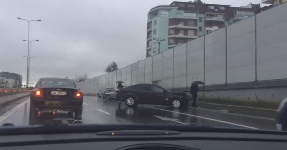 3 makina përfshihen në aksident