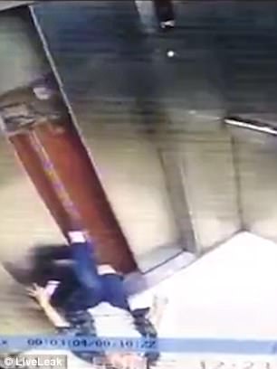 Horror në ashensor, gruaja humbet këmbën (VIDEO)