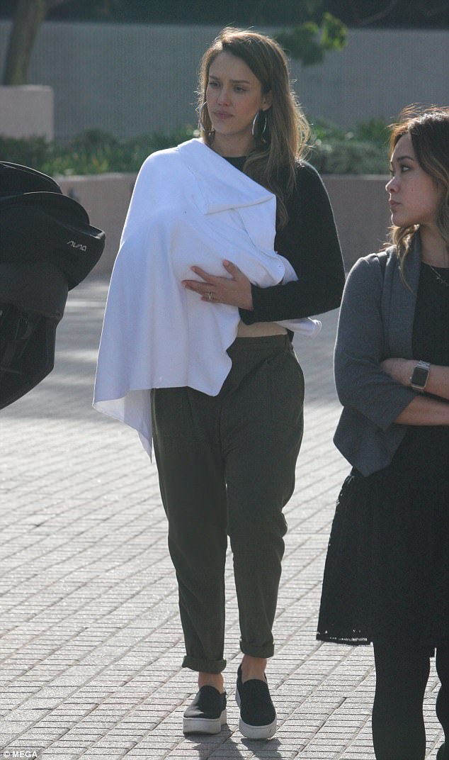 Habit aktorja e famshme, pas lindjes shfaqet me linja trupore perfekte (FOTO)