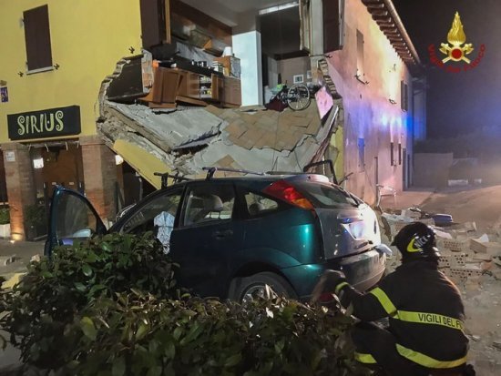 Makina humb kontrollin, përplaset me murin e shtëpisë dhe e shemb