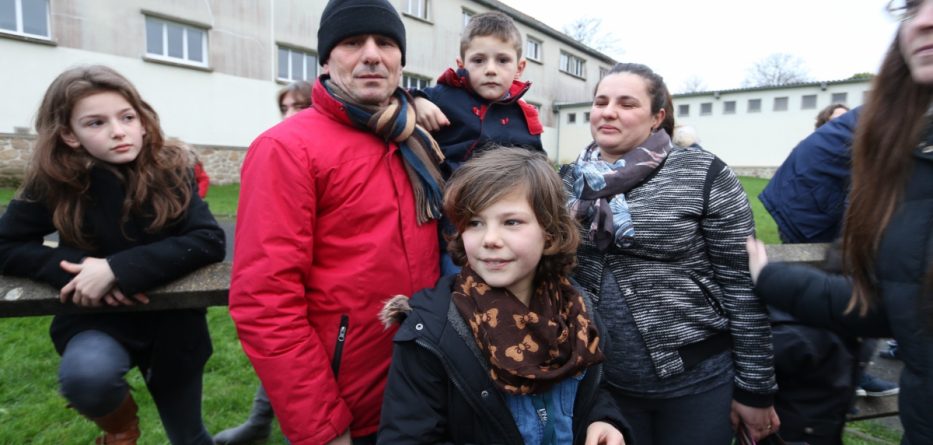 Francezët në mbështetje të familjes shqiptare që rrezikon dëbimin