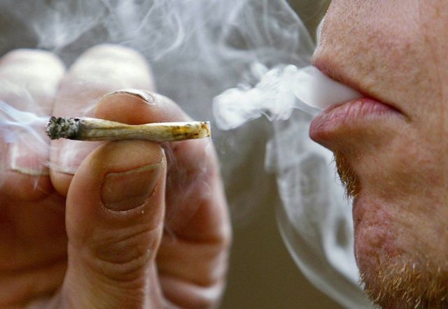 Studimi: Përdoruesit e marijuanës dallohen nga mënyra si ecin