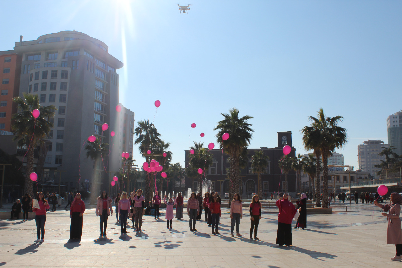 &#8220;Ne mundemi&#8221;. Mesazh sensibilizues në mes të qytetit të Durrësit për sëmundjen e kancerit (FOTO+VIDEO)