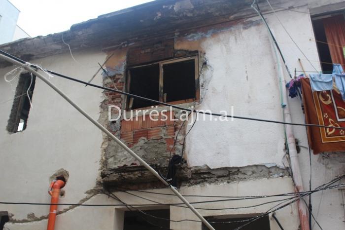 FOTO/ Pamje nga shtëpia e djegur në Durrës