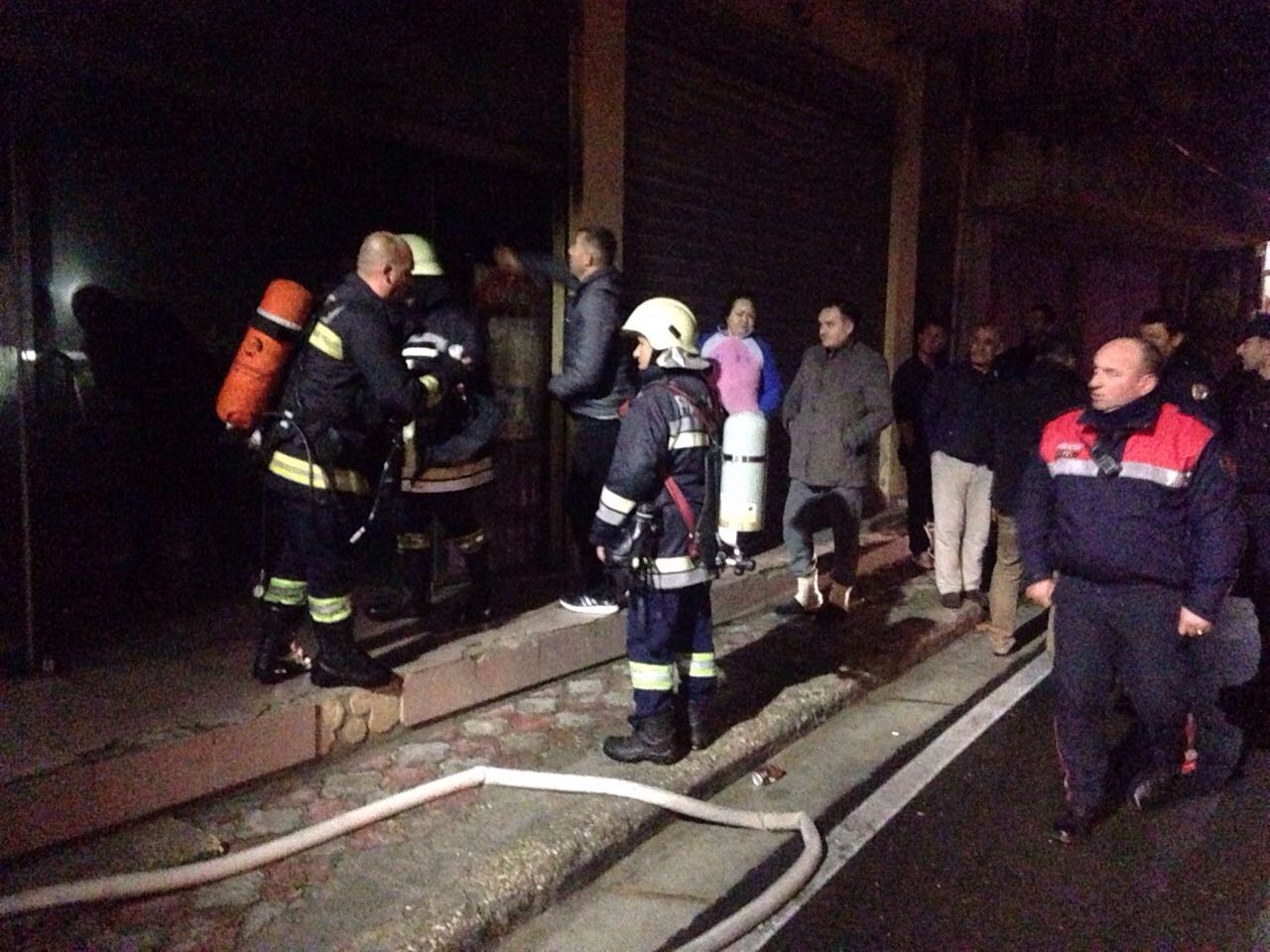 Përfshihet nga flakët marketi pranë bashkisë (FOTO)