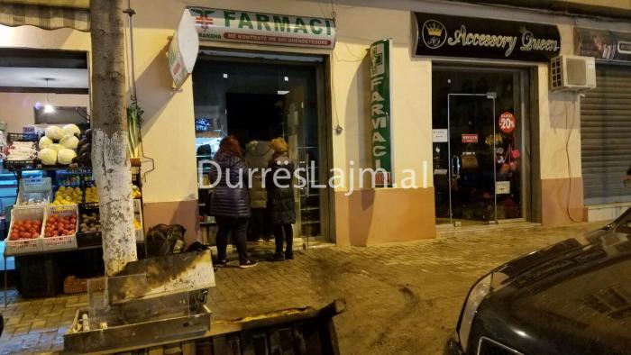 Përfshihet nga flakët, farmacia në Durrës (FOTO)