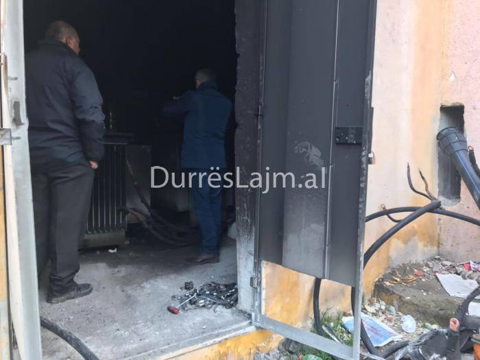Shpërthen në flakë kabina elektrike në Durrës, nën alarm banorët (VIDEO)