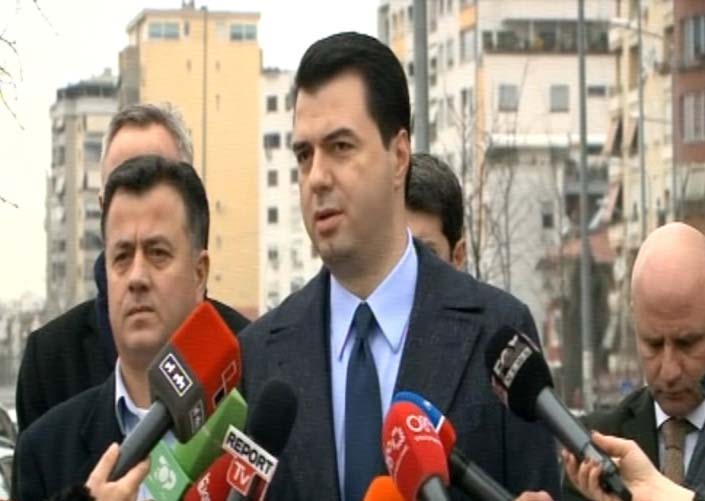 Basha vizitë në familjen e policit të vrarë, mesazhi i fortë që jep