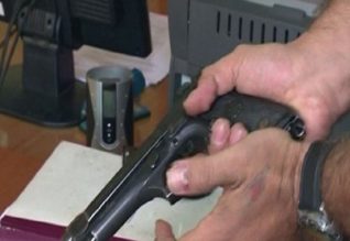 Maskat grabisin dy herë në të njëjtin vend!