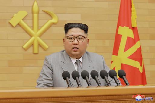 Kim Jong Un kërcënon: Butoni bërthamor në tryezë