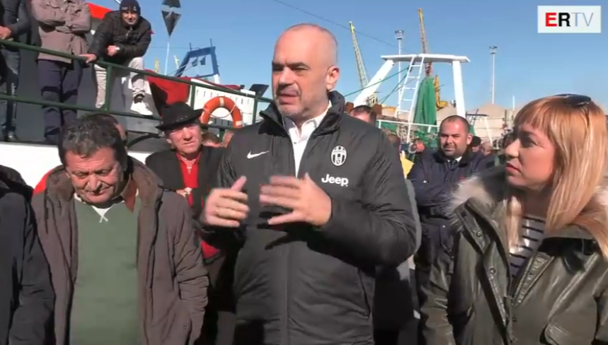 Rama në portin e peshkimit në Durrës, ironizon protestën e opozitës e batuta me peshkatarët