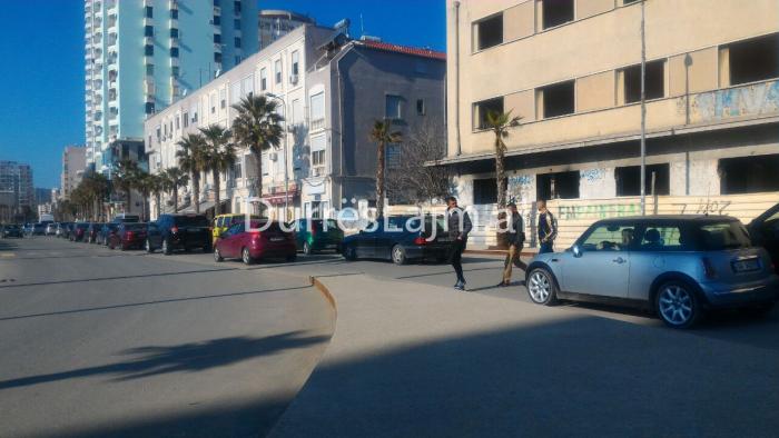 Trafik i rënduar në Durrës, varg i gjatë automjetesh drejt vijës bregdetare (VIDEO)