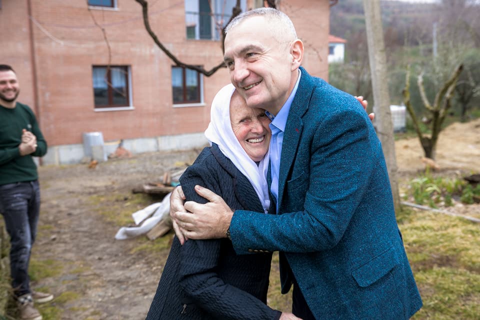 Meta: Nuk mund të nisesha për në Rinas pa ndaluar tek Ija e Besit (FOTO+VIDEO)