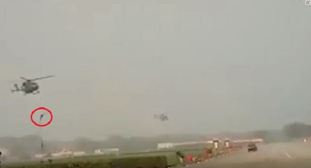 VIDEO/ Këputen litarët, ushtarët bien nga helikopteri