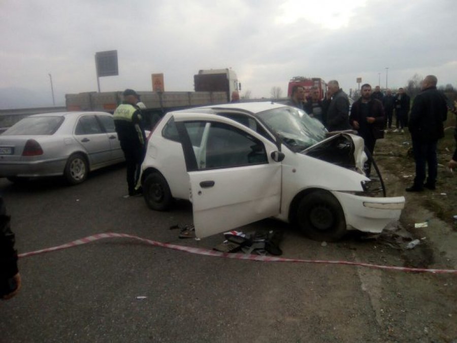 Aksidenti me “Benz”-in në sens të kundërt, vdes një nga motrat e aksidentuara