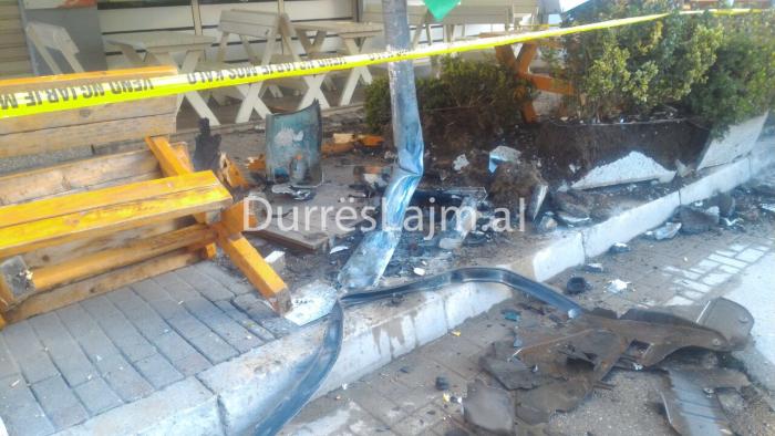 FOTO/ Aksident i frikshëm në mes të Durrësit, makina humb kontrollin e dëmton biznesin