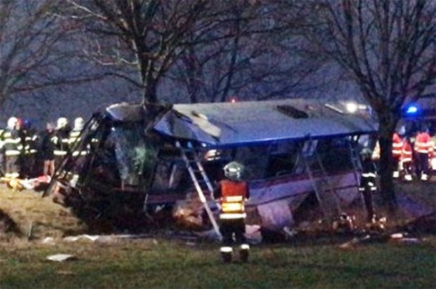 Autobusi përplaset me një veturë, tre të vdekur dhe 45 të plagosur