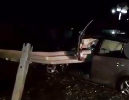 Aksident i frikshëm/ Shoferi përplaset me mbrojtëset anësore, hekuri i përshkon trupin (FOTO)