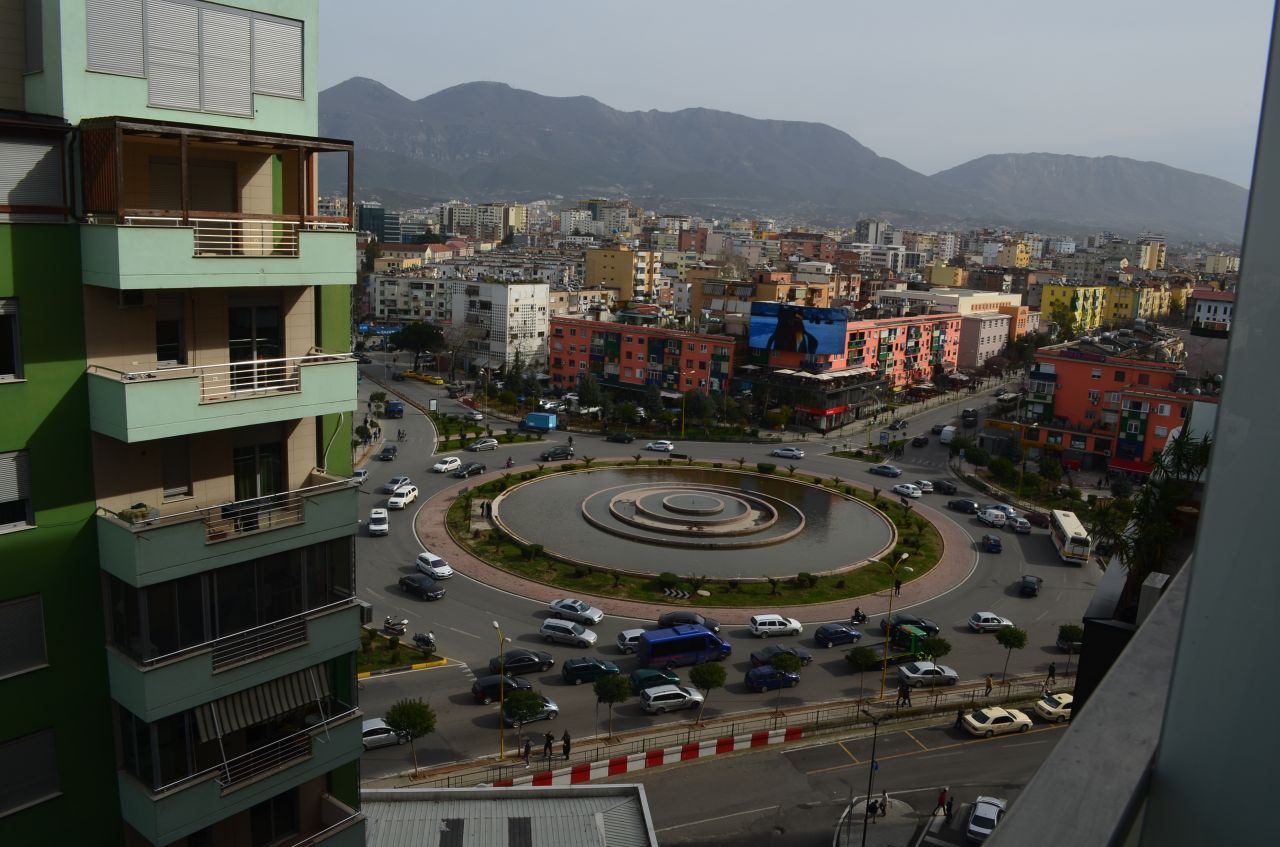 Aksident i rëndë, automjeti përplas një këmbësore