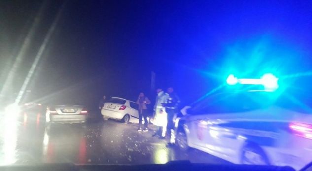 Lagështira në rrugë shkakton aksident, 3 të lënduar