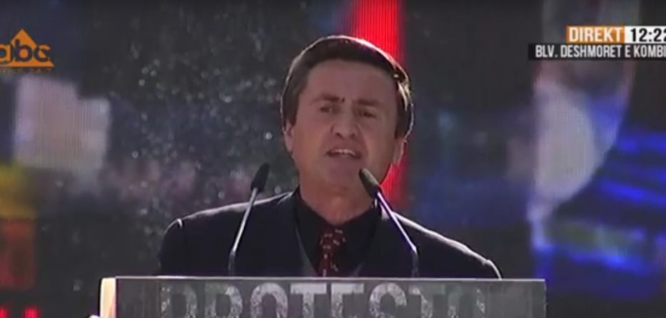 Aktivisti i Partisë Socialiste flet në protestën e opozitës