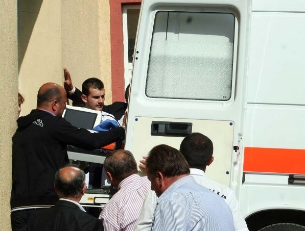 Vjen në banesën e djalit në Durrës dhe hidhet nga tarraca