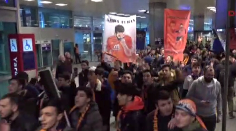 Mbërrin Arda Turan, tifozët përplasen me policinë