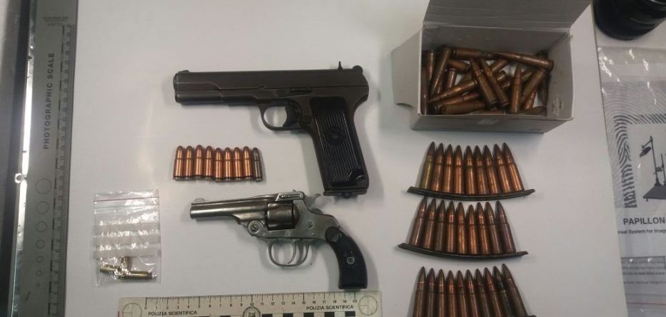 Plagosi 19-vjeçarin, policia shoqëron autorin. Ju gjetën në shtëpi pistoleta e municione