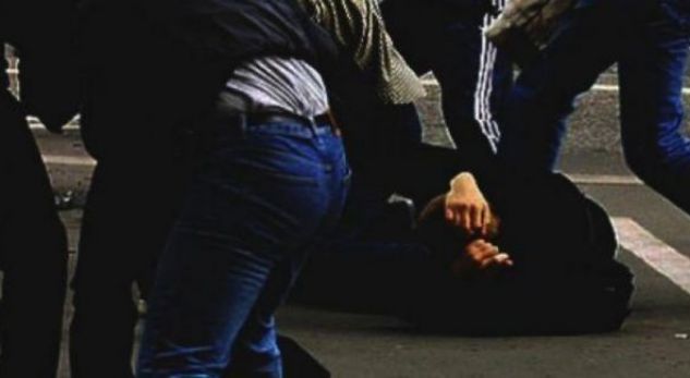 Sherr mes 5 adoleshentëve në një shkollë, 2 të plagosur