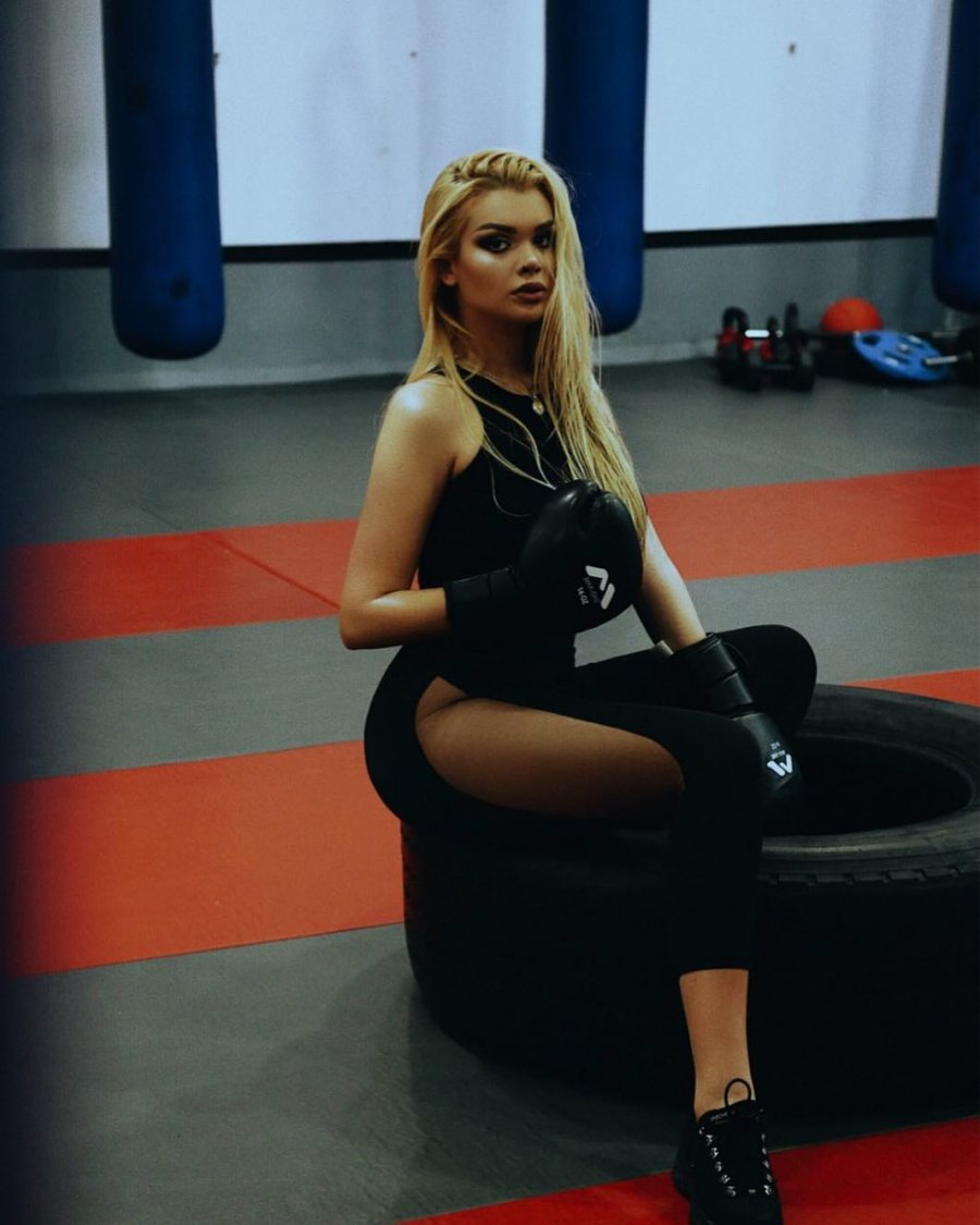 Pa të brendshme në palestër, këngëtarja “çmend” fansat