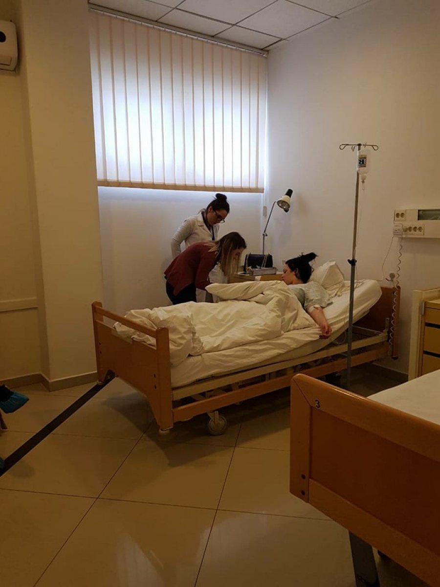 Moderatorja shqiptare në gjendje të rëndë, shtrohet në spital (FOTO)