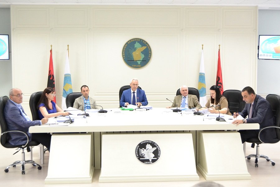 KQZ vendos nesër për fatin e dy deputetëve