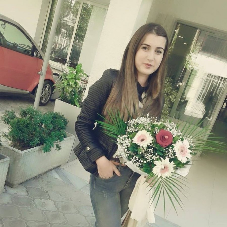Lamtumirë Ariela! Përcillet në banesën e fundit studentja 21-vjeçare (FOTO)