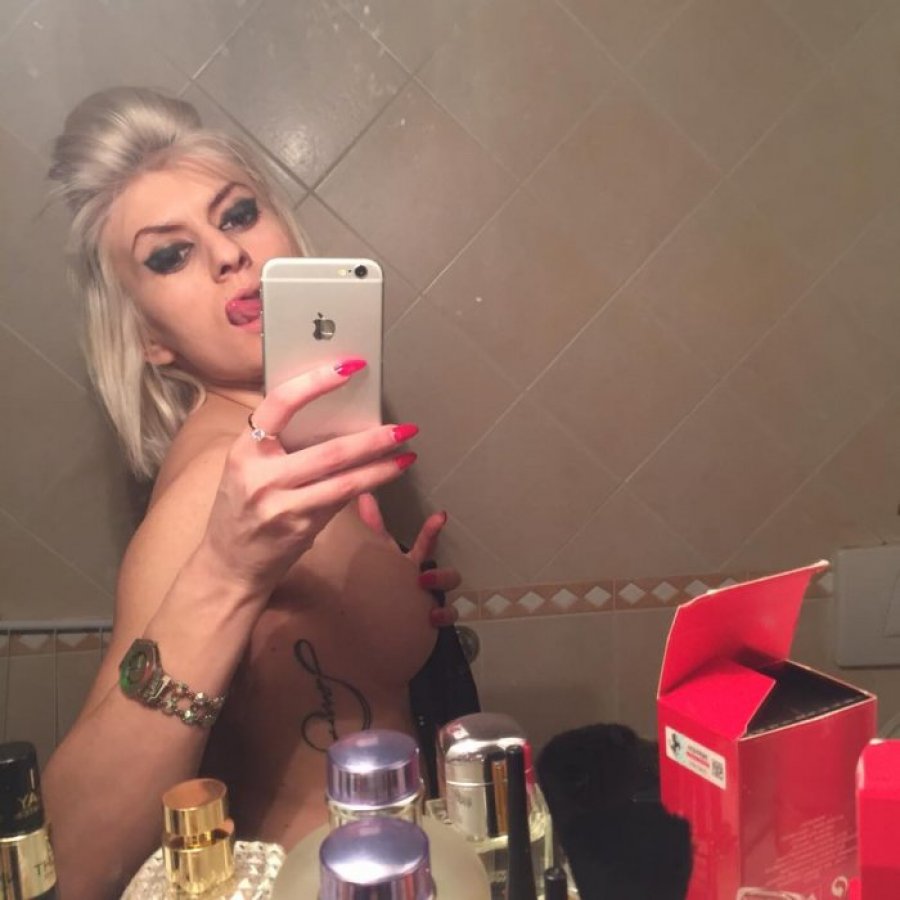 “Këngëtarja” nga Durrësi shpërthen live: Ty të zhvirgjëroj nga pas, ik se të q*va ropt