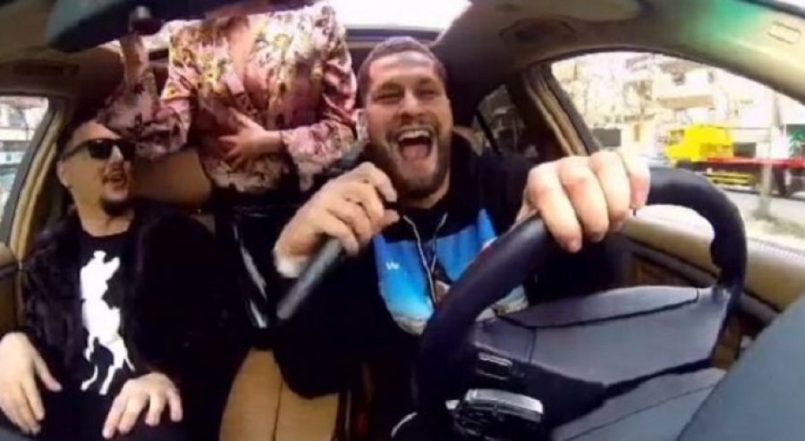 Moderatores shqiptare i del gjoksi në emision (VIDEO)