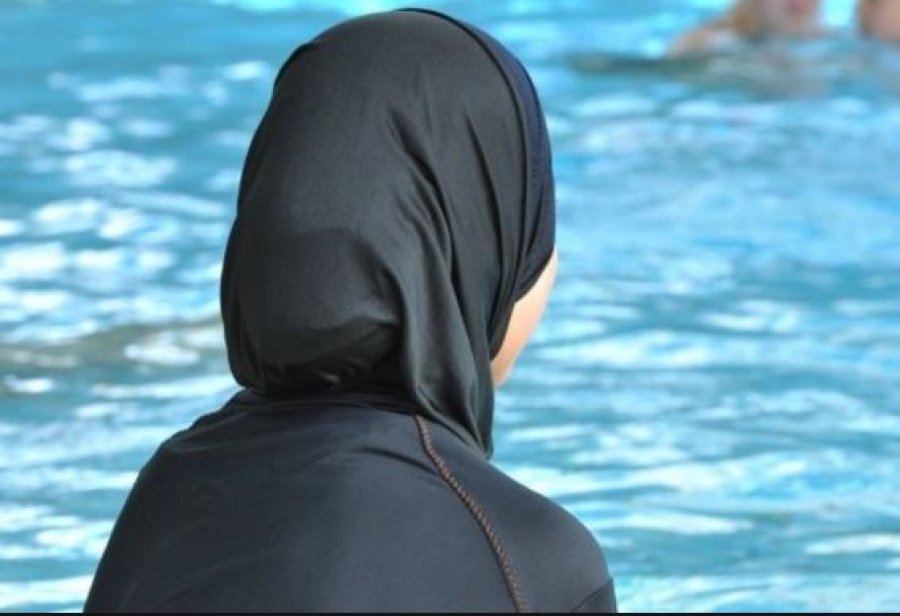 Nuk merr pasaportë nëse nuk mëson not në Zvicër!