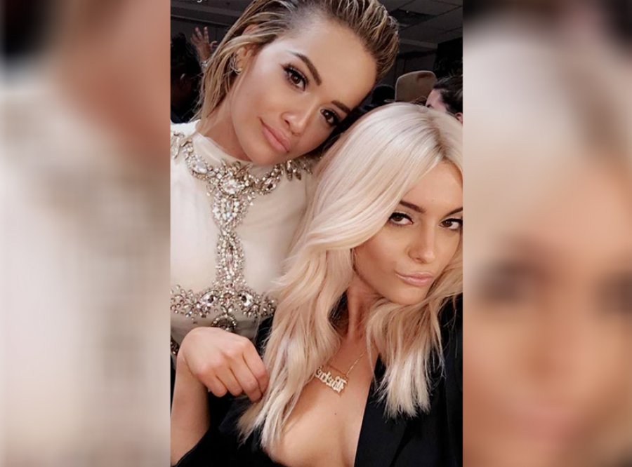 Rita Ora e Bebe Rexha puthen në buzë: Jemi shoqe të ngushta (FOTO)