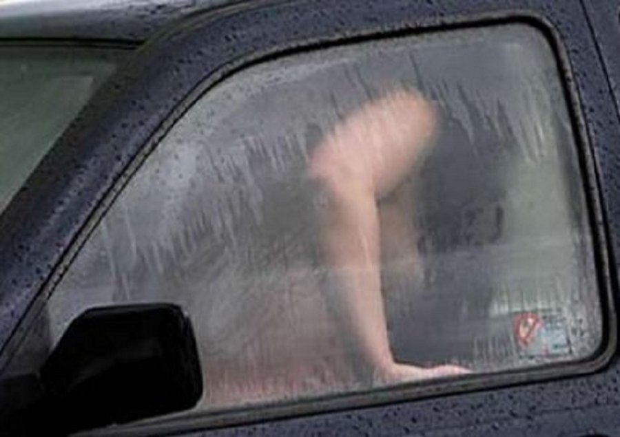 ‘Ata të dy më përdhunuan’. I arrestuari: Ajo erdhi vetë në makinë dhe…