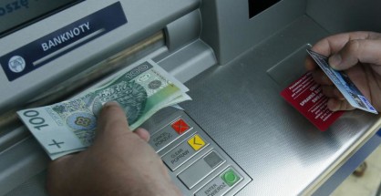 Ndodh në Durrës, një burri dhe një gruaje u vidhen dollarët dhe lekët që kishin në llogarinë bankare