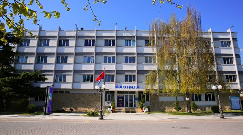 Dëmtohen zyrat e Bashkisë së Pogradecit