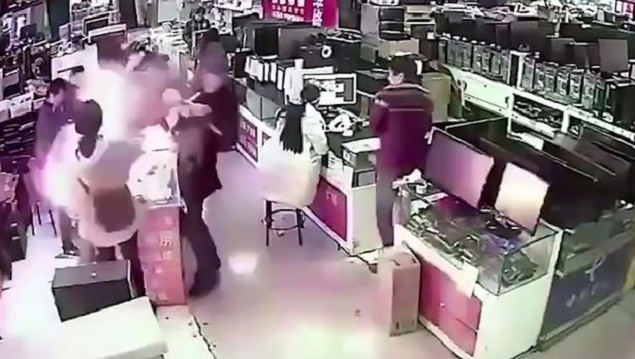 Kafshon baterinë e telefonit, i shpërthen në gojë (VIDEO)