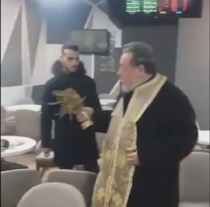 Bekoi pikën e basteve, njihuni me priftin korçar që ka marrë pjesë në 7 festivale të këngës