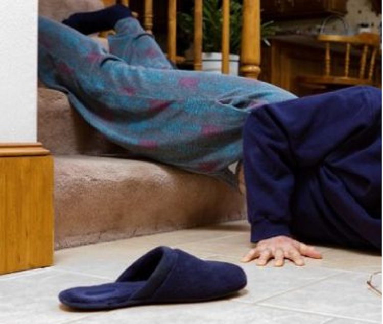 Banori në Durrës rrëzohet nga shkallët, në gjendje të rëndë