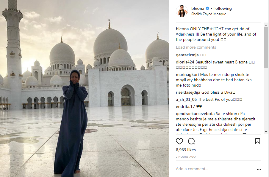 FOTO/ Bleona Qereti mbulohet dhe fal namaz