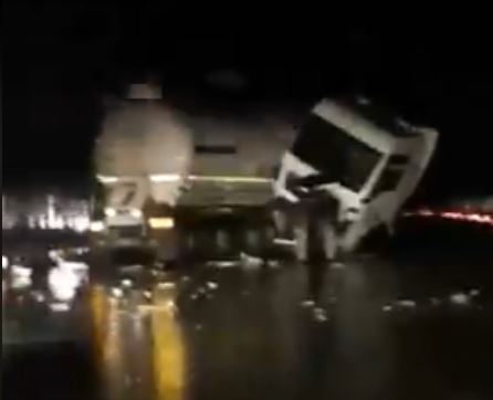 Aksidentohet autoboti, bllokohet autostrada (VIDEO)