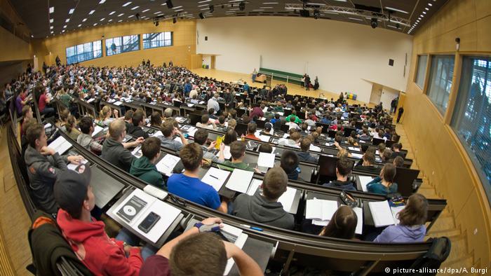 Rinia shqiptare drejt BE, SHBA e Kanadasë, ja vitet me fluksin më të madh të eksodit