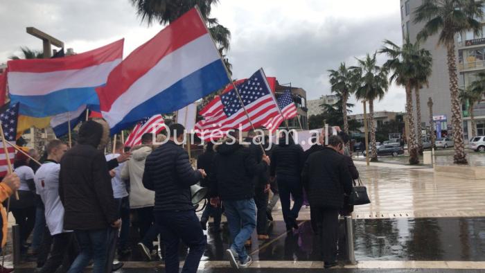Çamët protestë në Durrës, ja çfarë kërkojnë (FOTO)