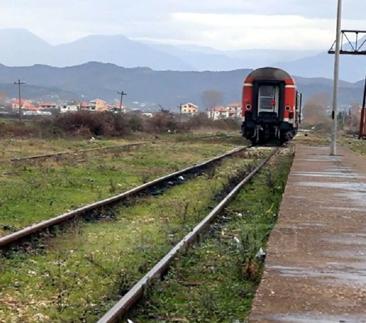 E përplas treni kur po lidhte këpucët, e reja në gjendje të rëndë