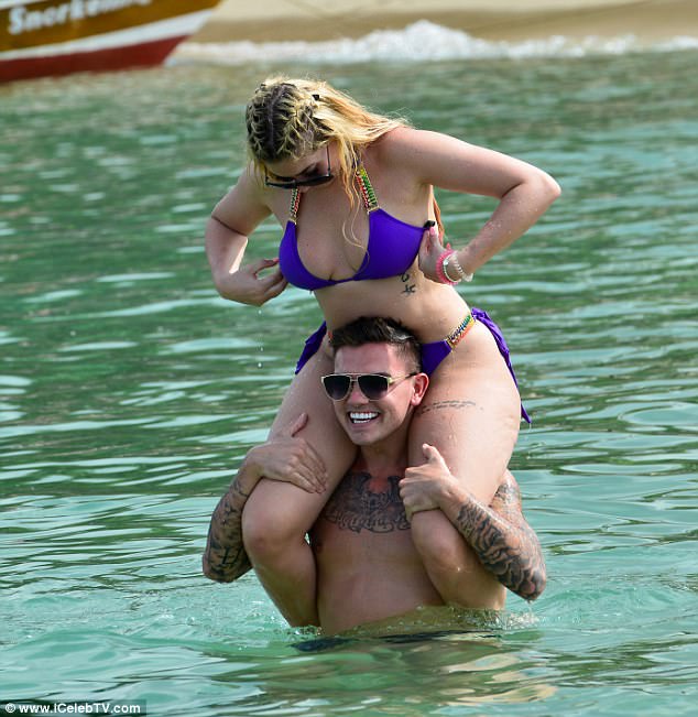 Modelja në peshë, skena erotike me të dashurin në plazh (FOTO)