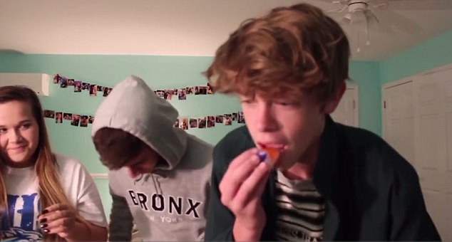 VIDEO/ Sfida e rrezikshme dhe idiote në internet: adoleshtët që hanë detergjentë!